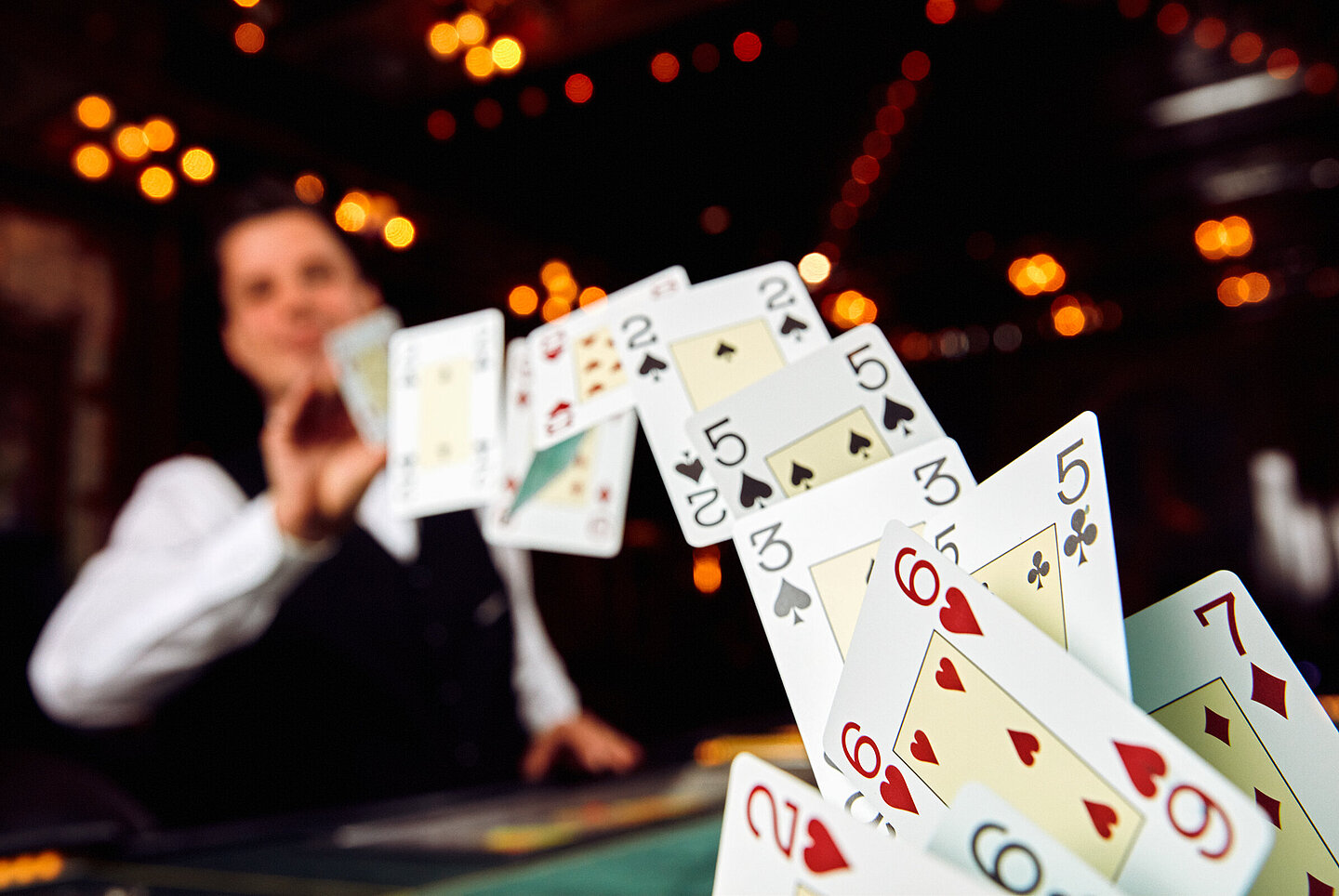 Poker Dealer fliegende Karten