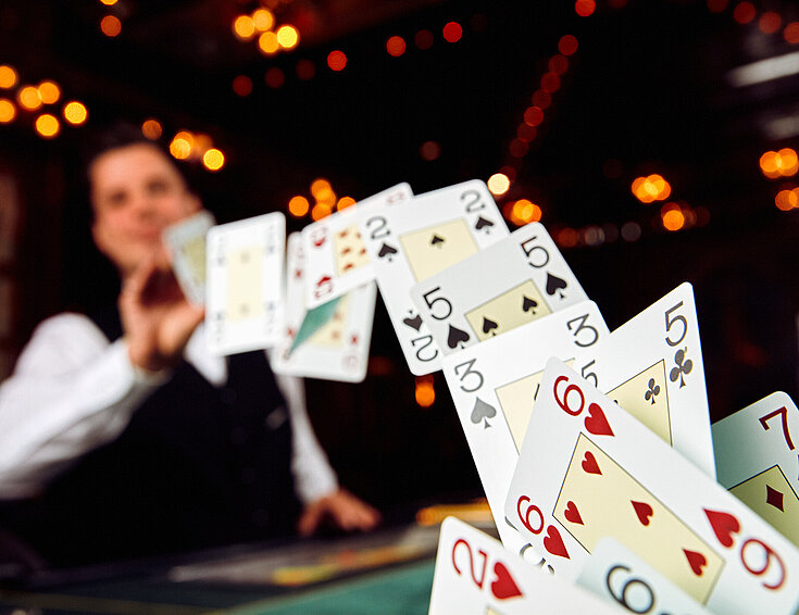 Poker Dealer fliegende Karten
