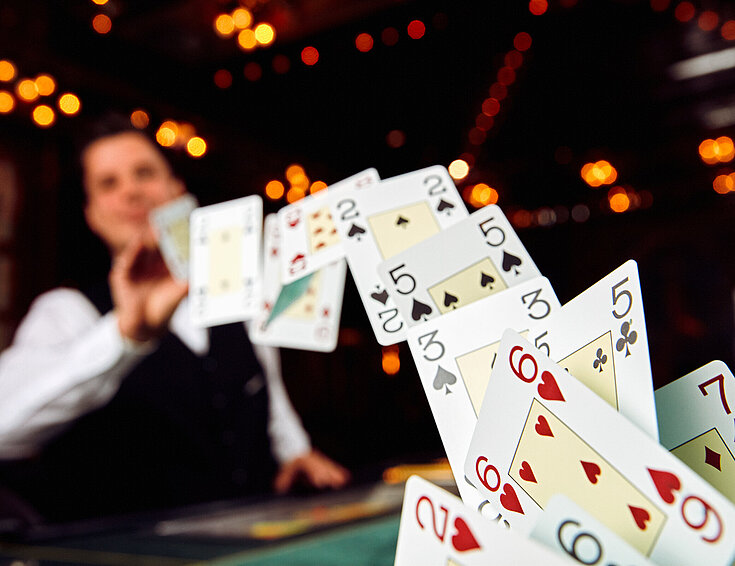 Casinos Austria Poker Dealer fliegende Karten