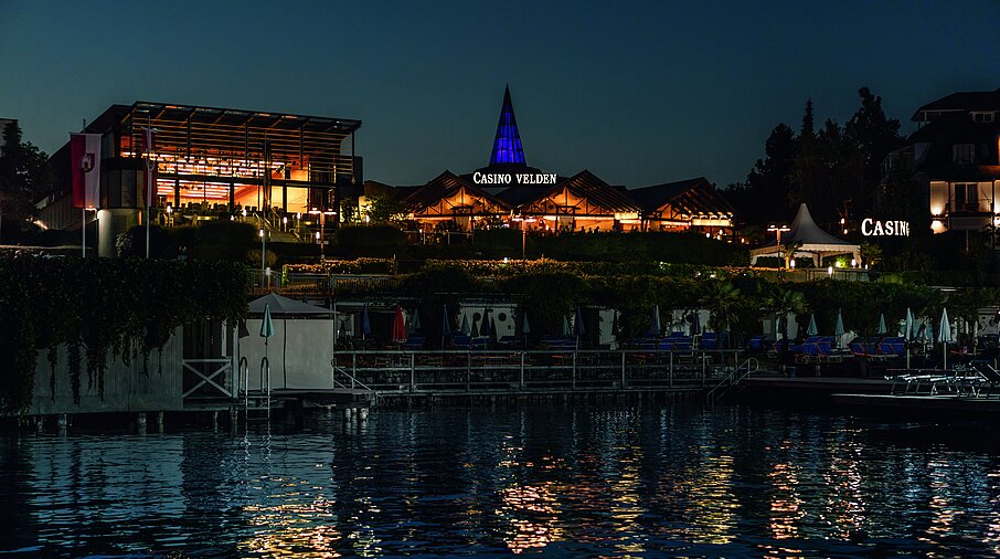 Casino Velden vom Wörthersee aus betrachtet bei Nacht