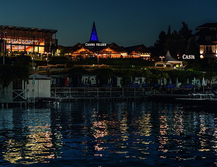 Casino Velden vom Wörthersee aus betrachtet bei Nacht