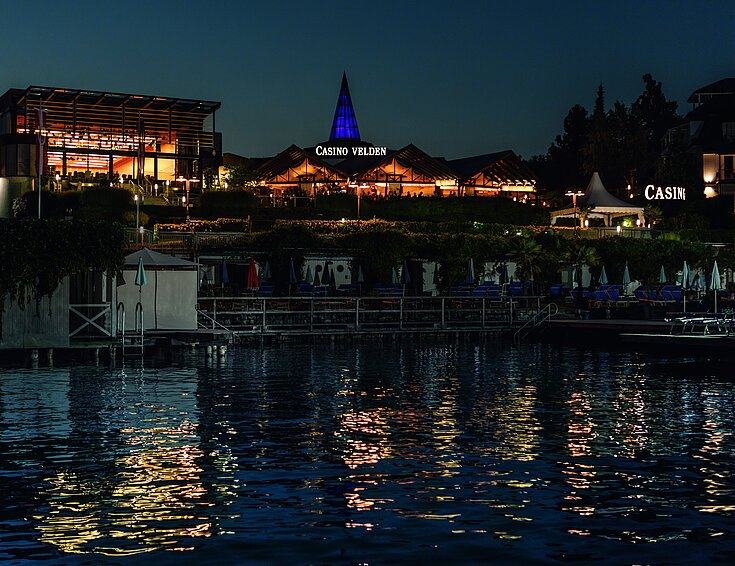 Casino Velden vom Wörthersee aus betrachtet bei Nacht