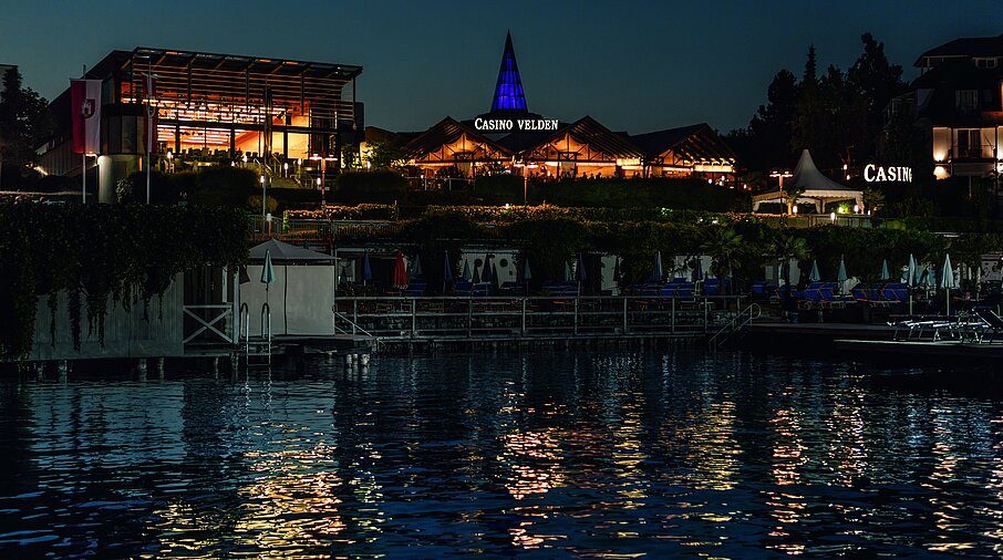 Casino Velden vom Wörthersee aus betrachtet bei Nacht