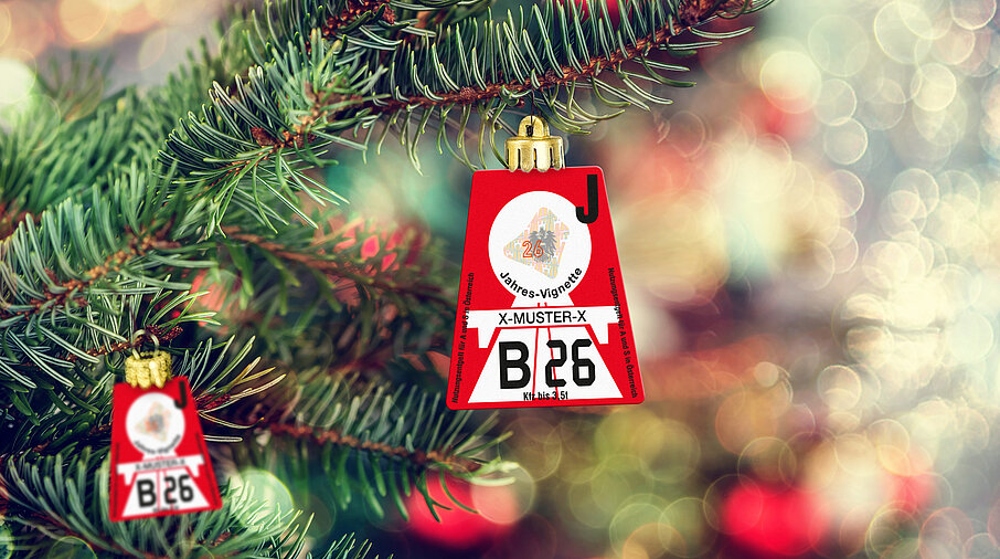 Autobahnvignette hängt an einem Tannenzweig