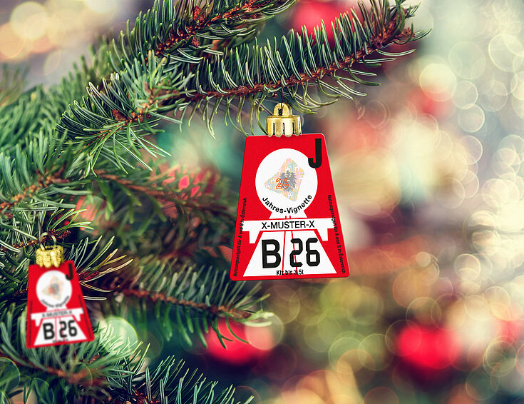 (c) Casinos Austria AG Autobahnvignette hängt an einem Tannenzweig