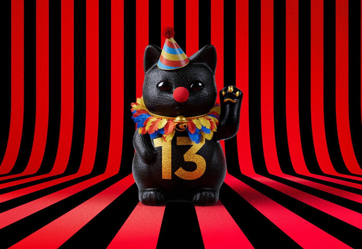 13er Glückskatze mit Faschings-Hut auf rot-schwarz-gestreiftem Hintergrund