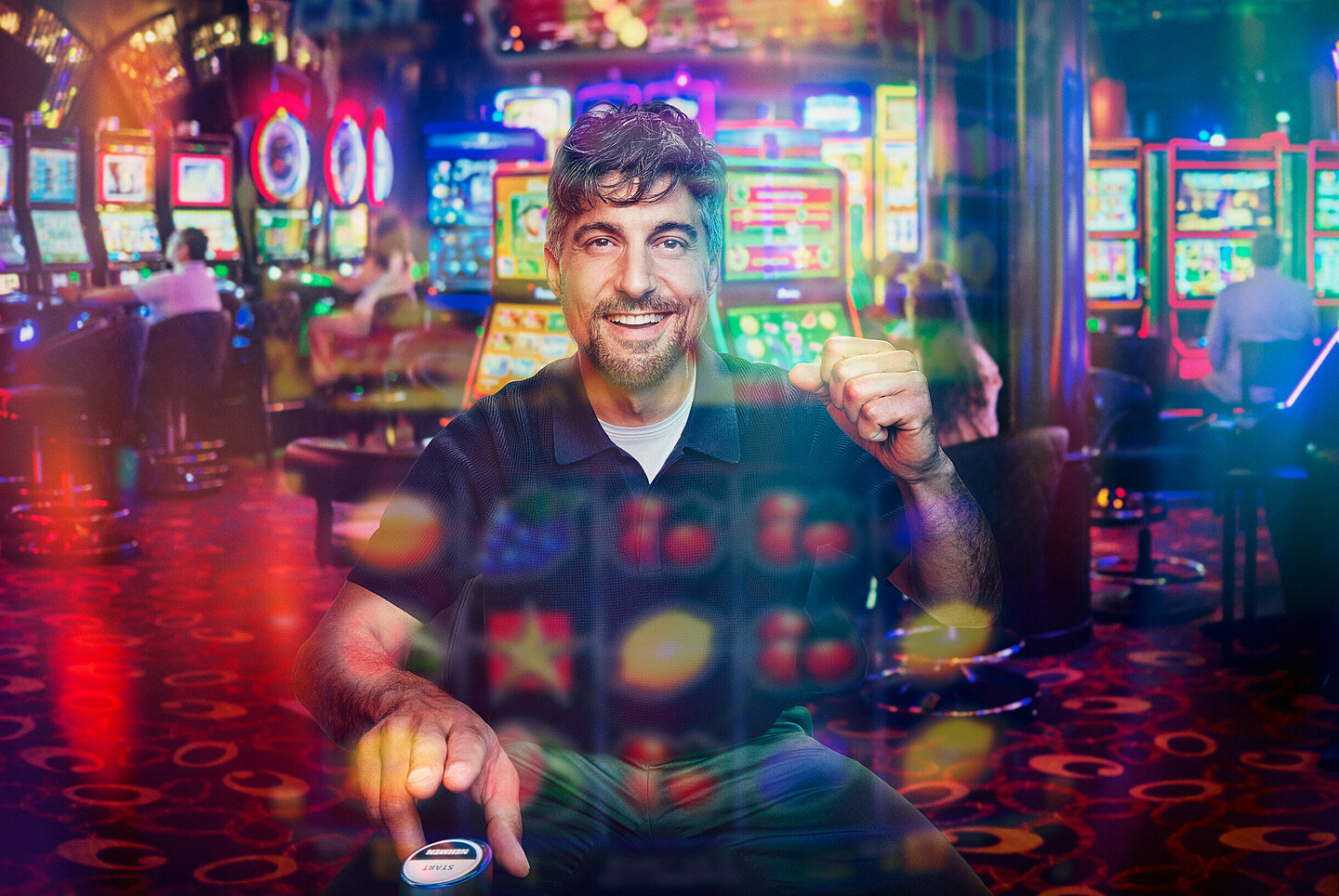 Spielautomaten Mann spielt Slot Game 