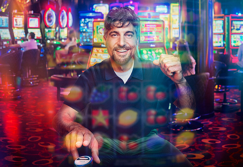 Spielautomaten Mann spielt Slot Game 