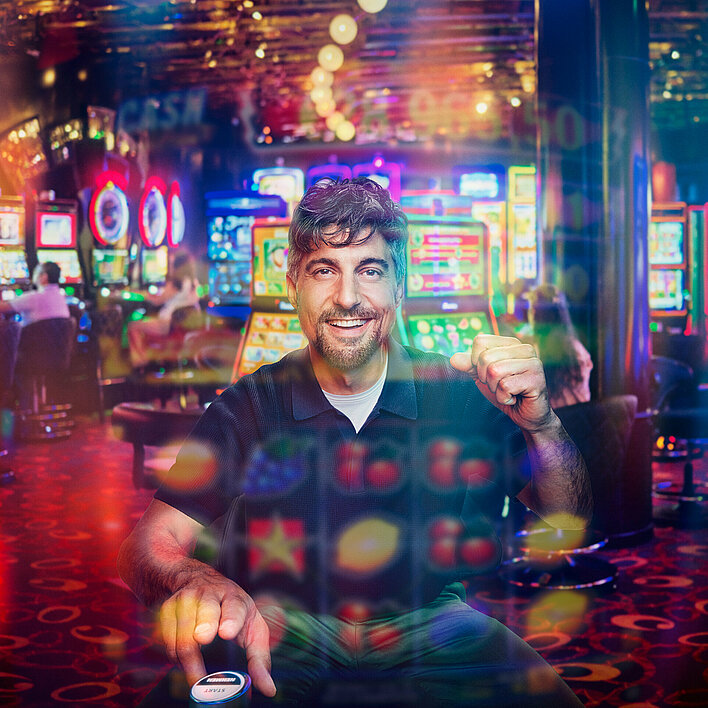 Spielautomaten Mann spielt Slot Game 