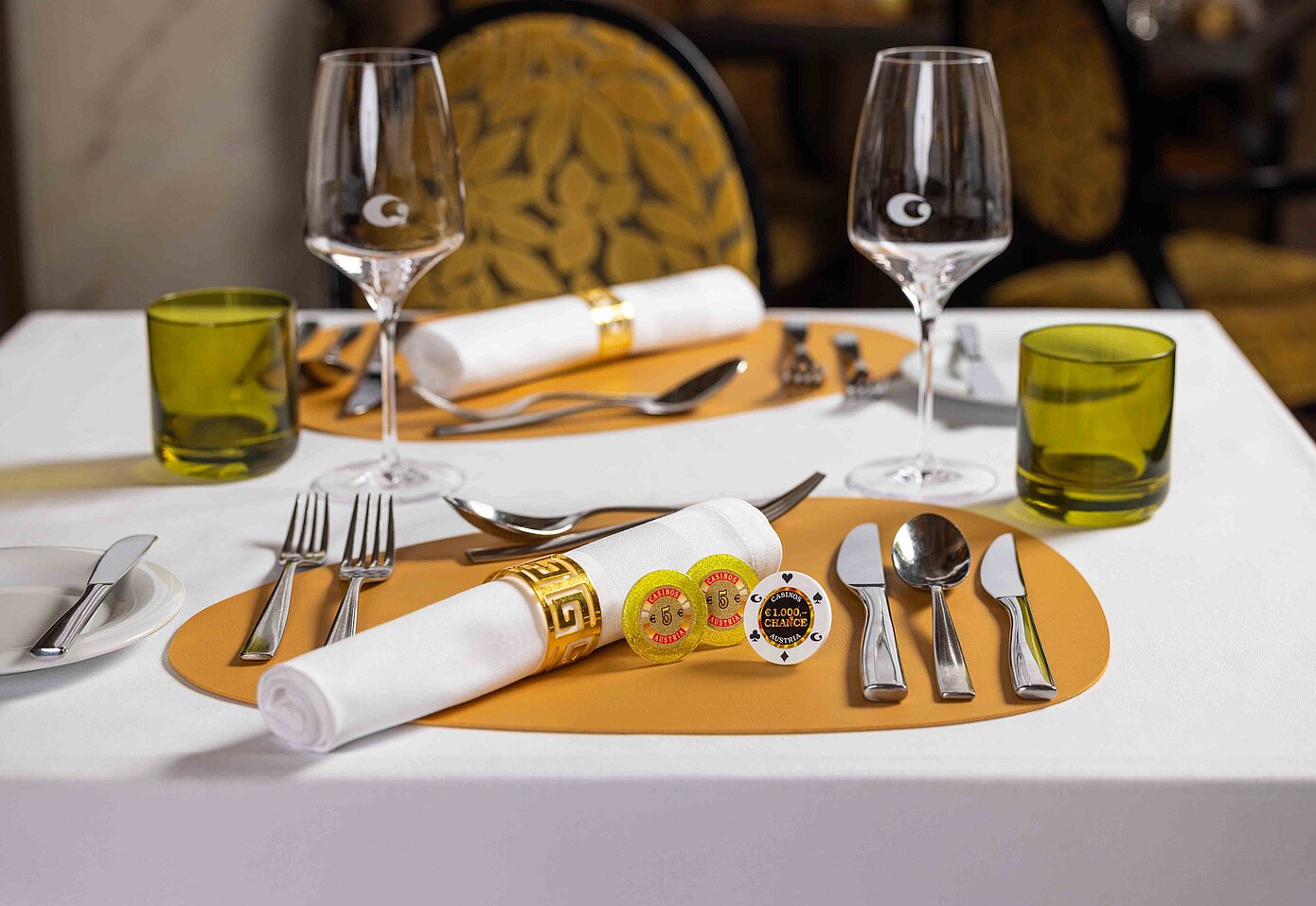 Gedeckter Tisch Genuss und Casino mit Jetons und Gewinnchance