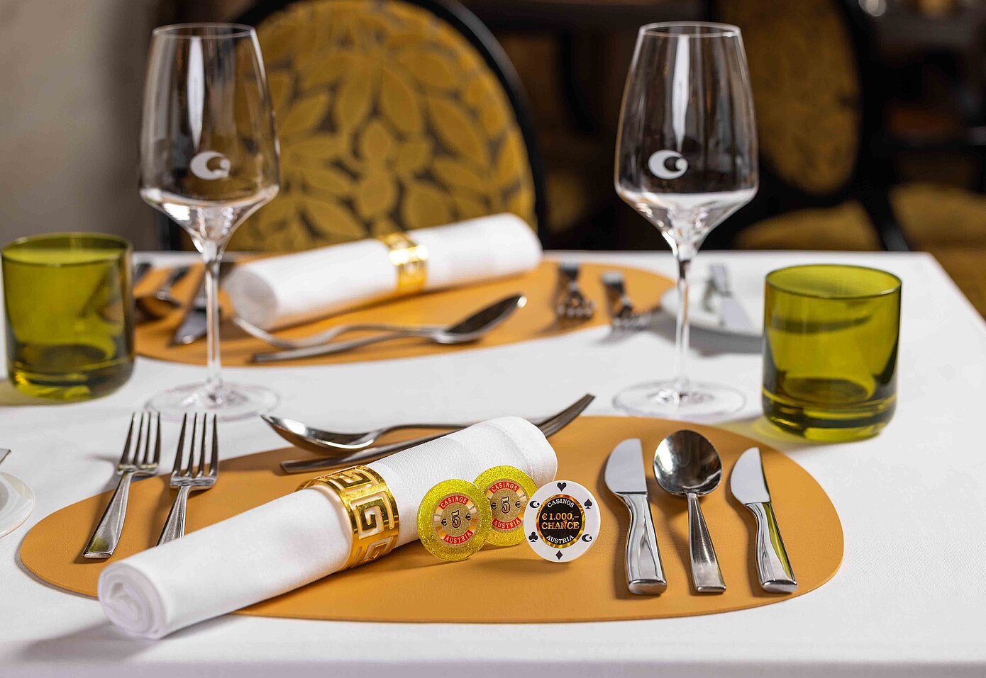 Gedeckter Tisch Genuss und Casino mit Jetons und Gewinnchance