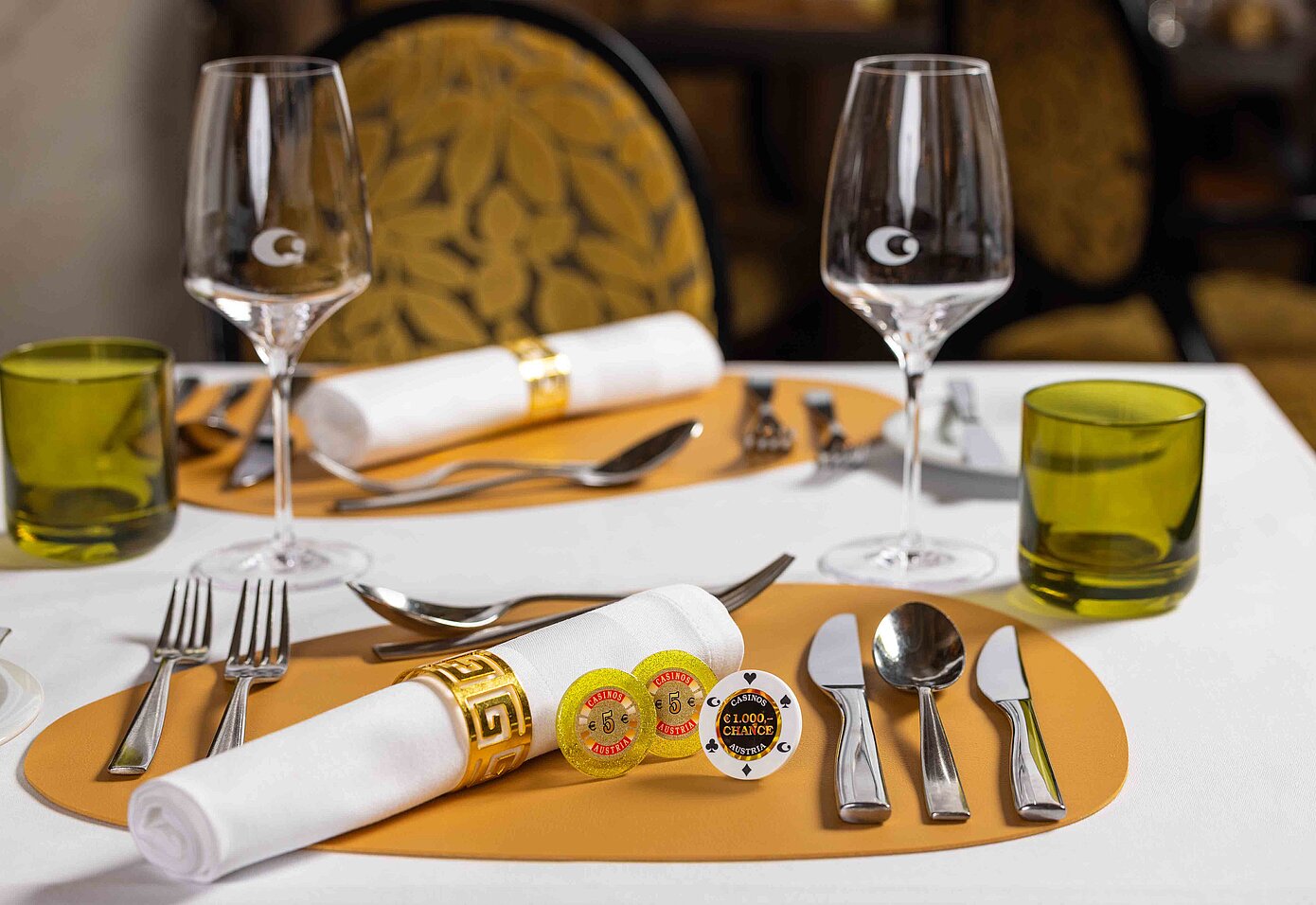 Gedeckter Tisch Genuss und Casino mit Jetons und Gewinnchance