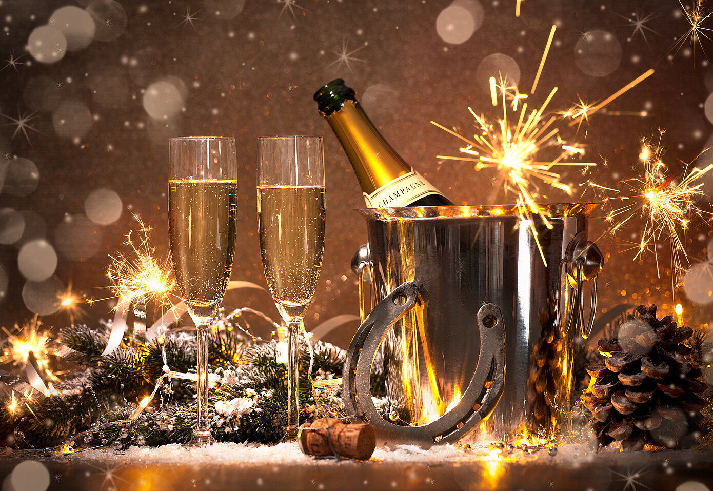 Festlich gedeckter Silvester-Tisch mit Sektgläsern