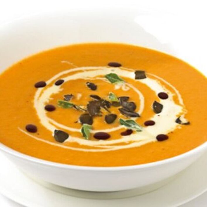 Kürbissuppe im weißen Suppenteller