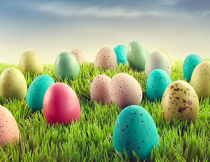 Ostereier auf grüner Wiese