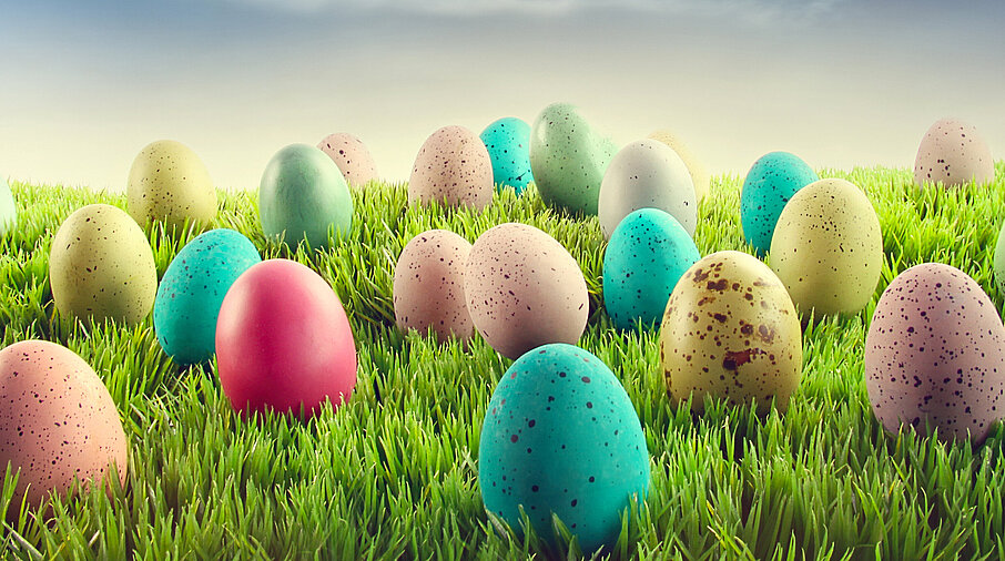 Ostereier auf grüner Wiese