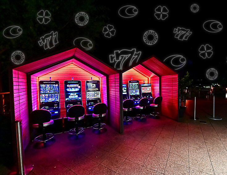 Überdachte Automaten stehen auf der Casino Terrasse