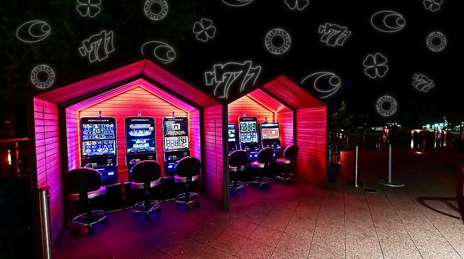 Überdachte Automaten stehen auf der Casino Terrasse