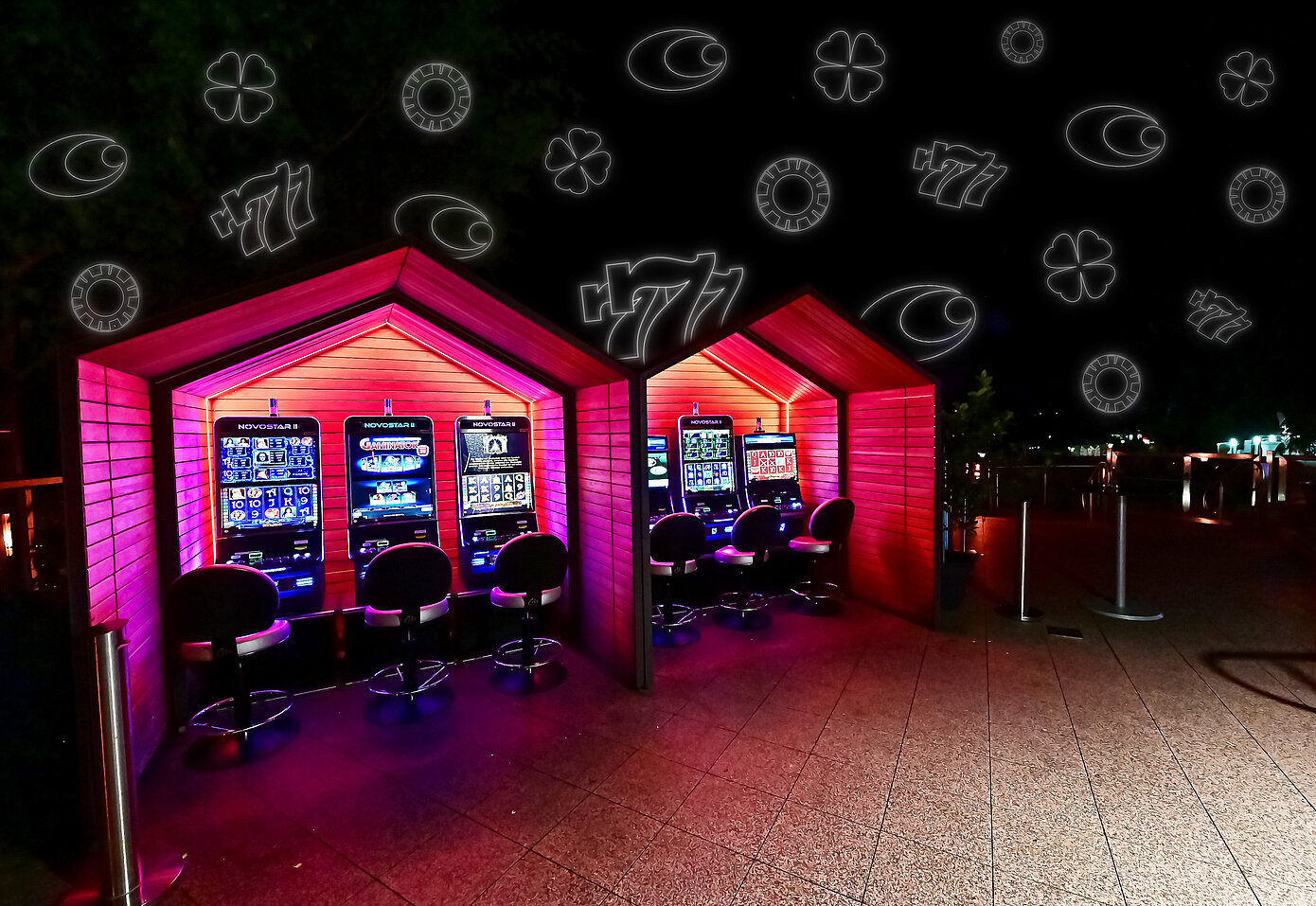 Überdachte Automaten stehen auf der Casino Terrasse