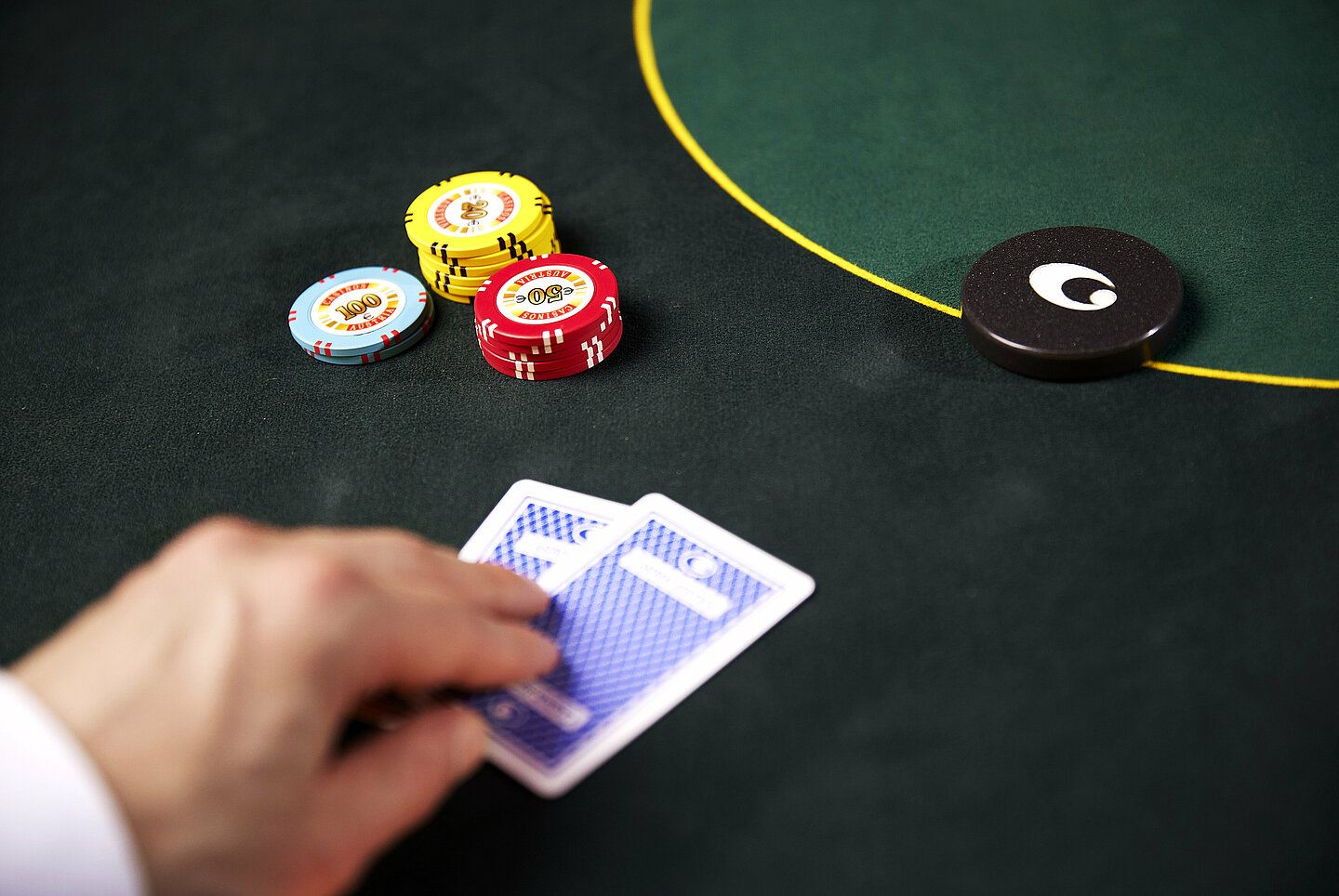 2 verdeckte Pokerkarten, Jetons und Dealer Button