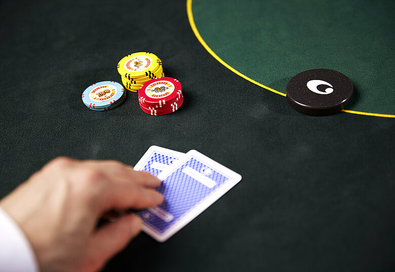 Poker 2 verdeckte Karten, Jetons und Dealer Button