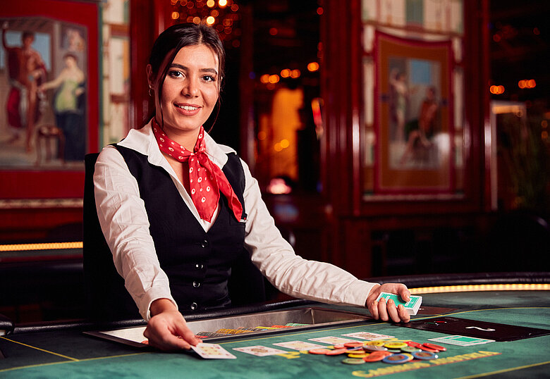 Poker Dealerin legt Karten am Tisch auf