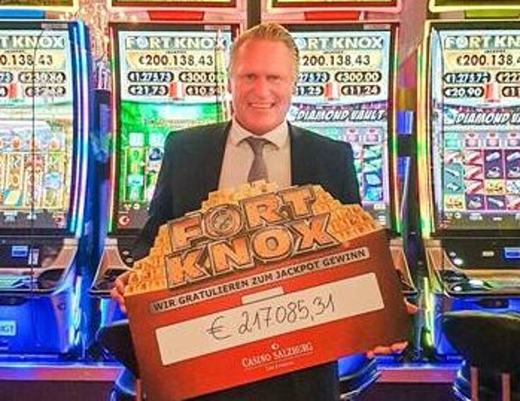 Casino Salzburg Direktor Haubenwaller mit Gewinn-Scheck vor Fort Knox Spielautomaten