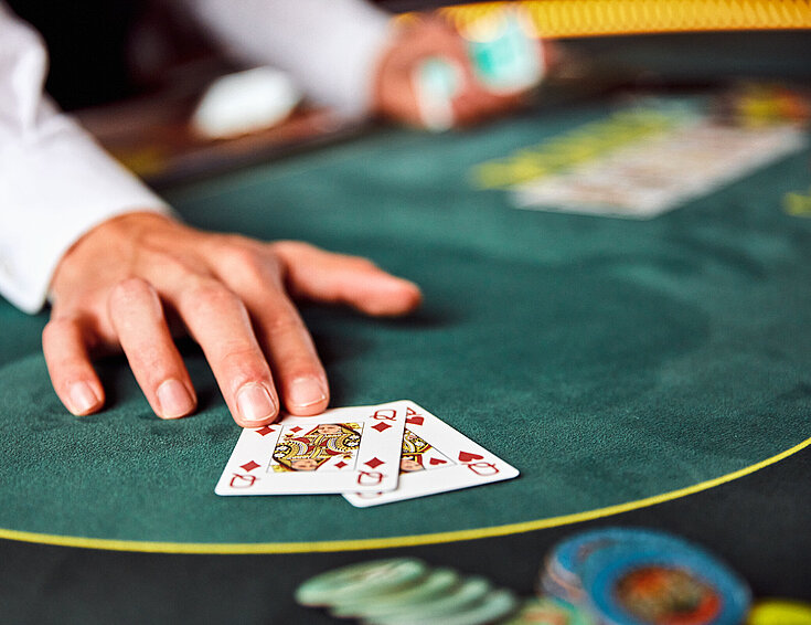 Casinos Austria Poker Close-up Croupierhand Karten ein Paar 2 Damen