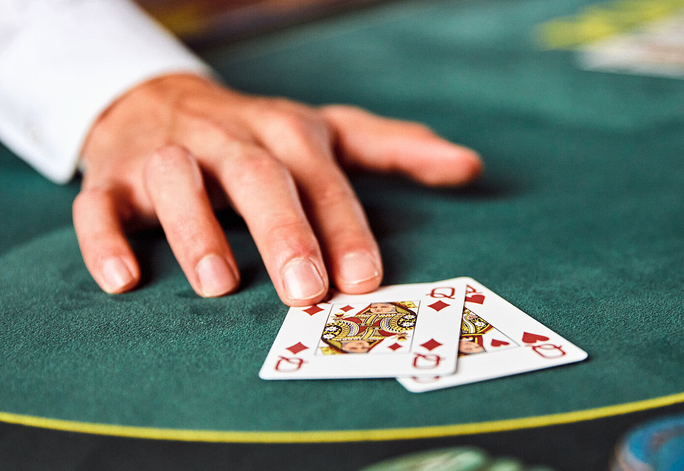 Poker Close-up Croupierhand Karten ein Paar 2 Damen