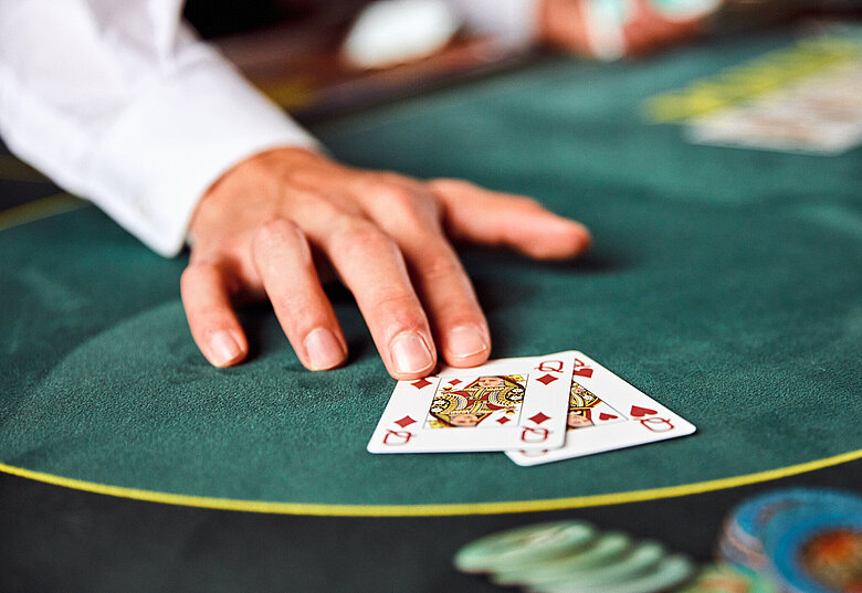Poker Close-up Croupierhand Karten ein Paar 2 Damen