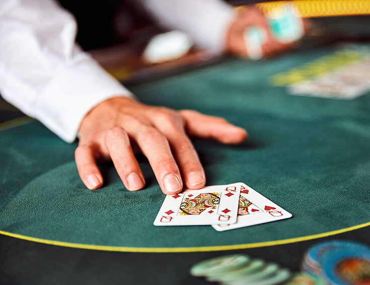 Casinos Austria Poker Close-up Croupierhand Karten ein Paar 2 Damen