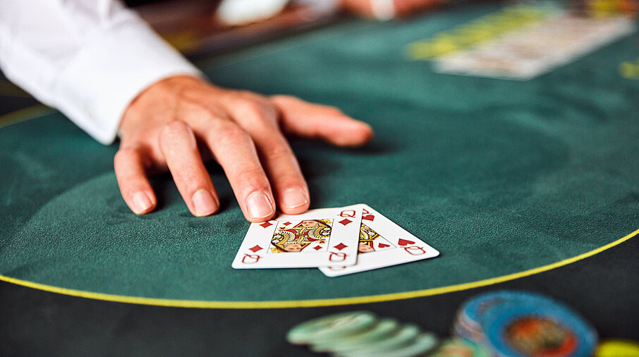 Poker Close-up Croupierhand Karten ein Paar 2 Damen