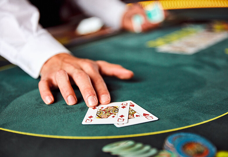 Poker Close-up Croupierhand Karten ein Paar 2 Damen