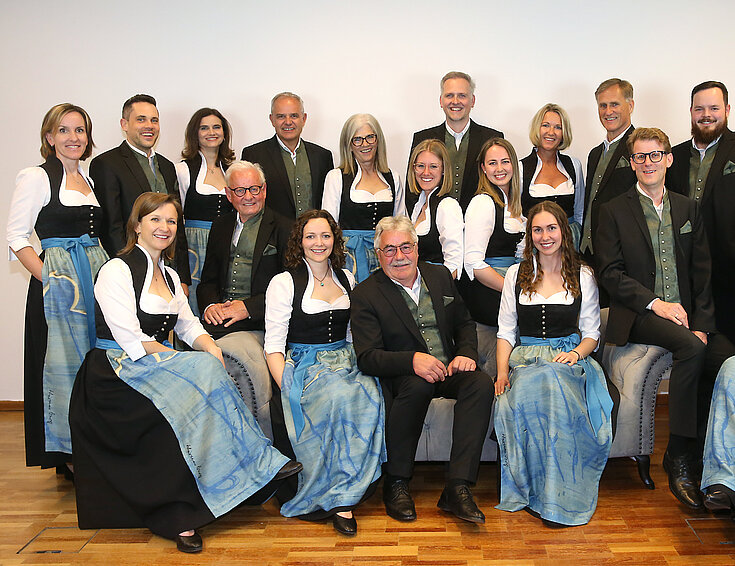 (c) Casinos Austria AG Mehrere Personen sitzen in Tracht auf Stühlen
