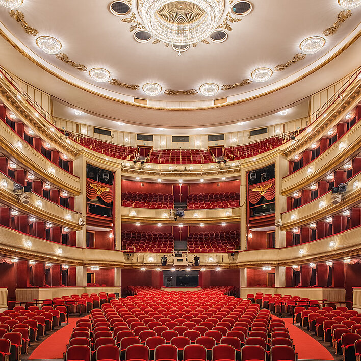 Burgtheater Innenansicht beleuchtet ohne Publikum