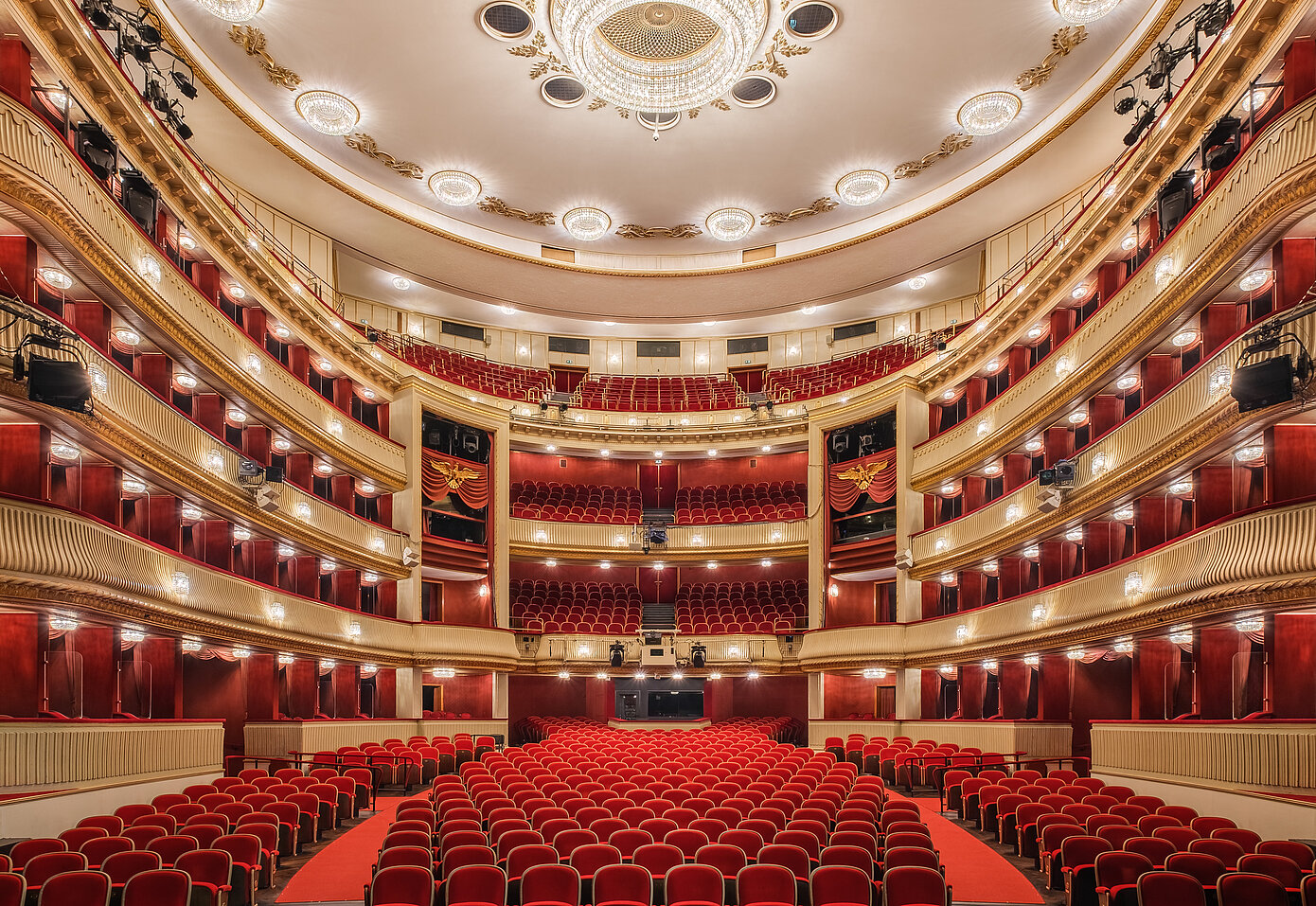 Burgtheater Innenansicht beleuchtet ohne Publikum