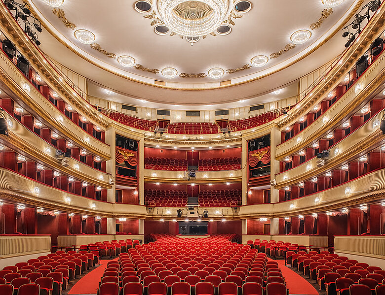 Burgtheater Innenansicht beleuchtet ohne Publikum
