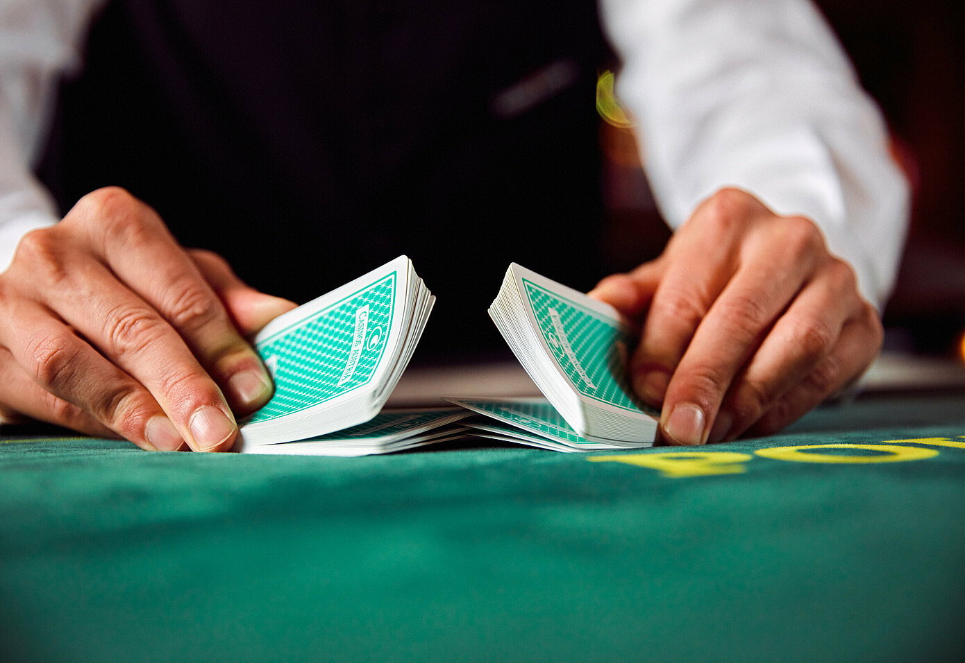 Poker Close-up Croupierhände mischen Karten