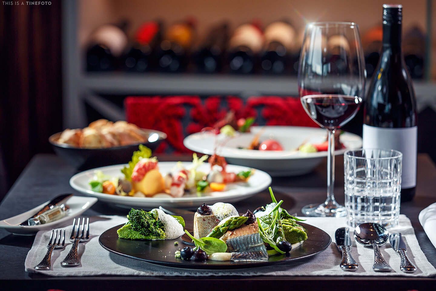 Casino Restaurant Velden DIE YACHT gedeckter Tisch mit Speisen und Wein