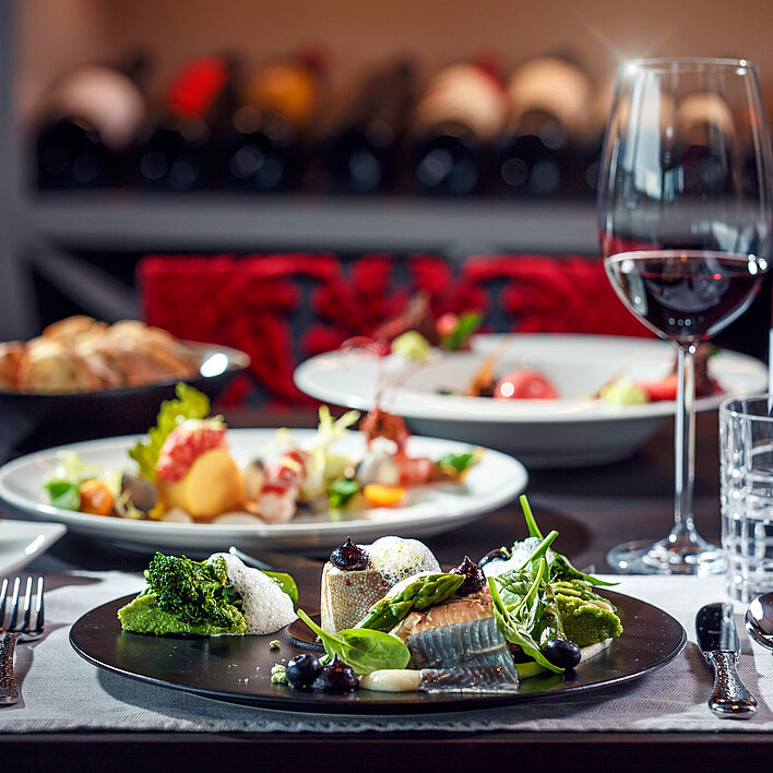 Casino Restaurant Velden DIE YACHT gedeckter Tisch mit Speisen und Wein