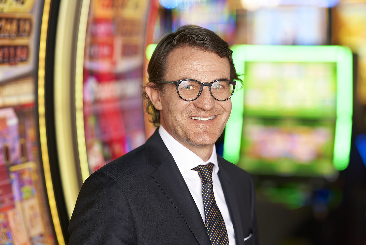 Markus Koppelstätter Key Account Manager vor Automaten im Casino Innsbruck