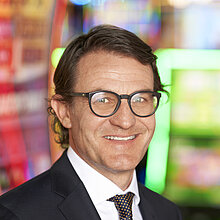 Markus Koppelstätter Key Account Manager vor Automaten im Casino Innsbruck