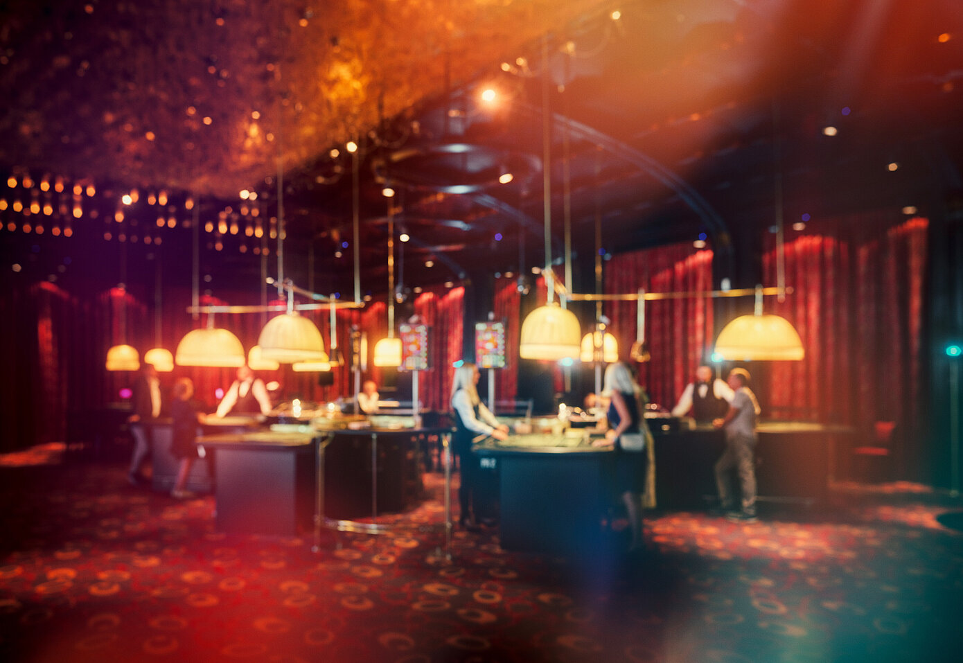 Casino Spielsaal mit Spieltischen