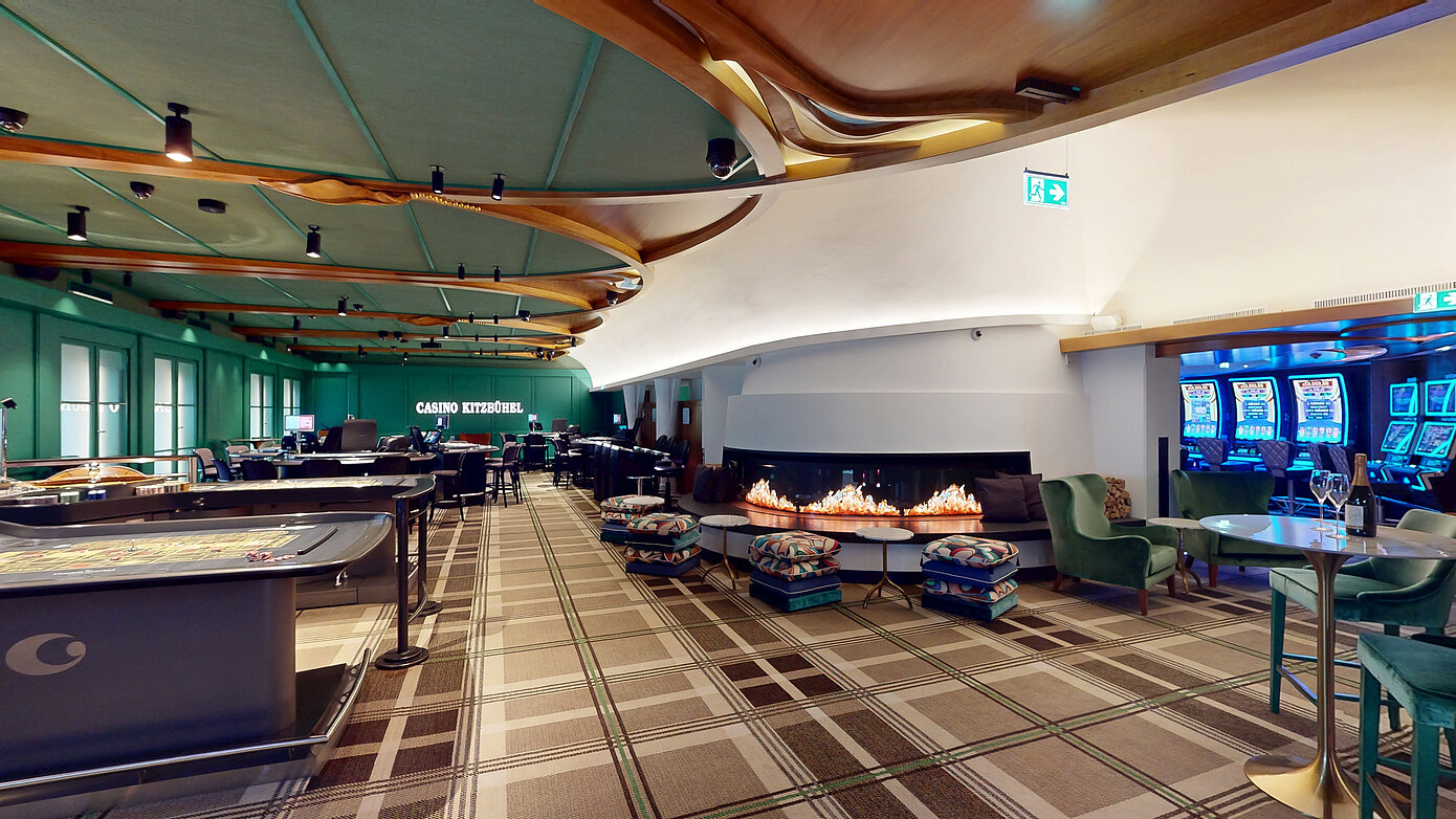 Hauptspielsaal mit Kamin im Casino Kitzbühel