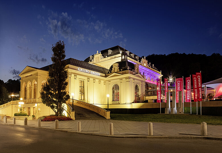 [Translate to English:] Casino Baden Außenansicht bei Nacht