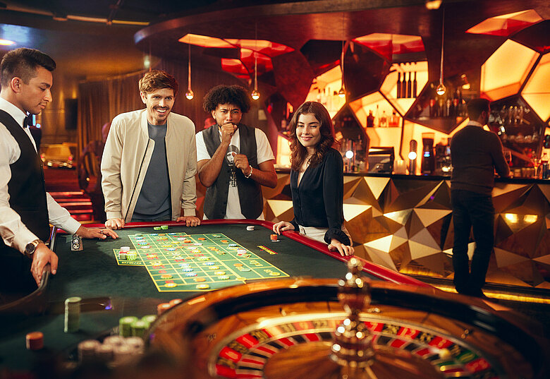 Gäste spielen Roulette im Casino