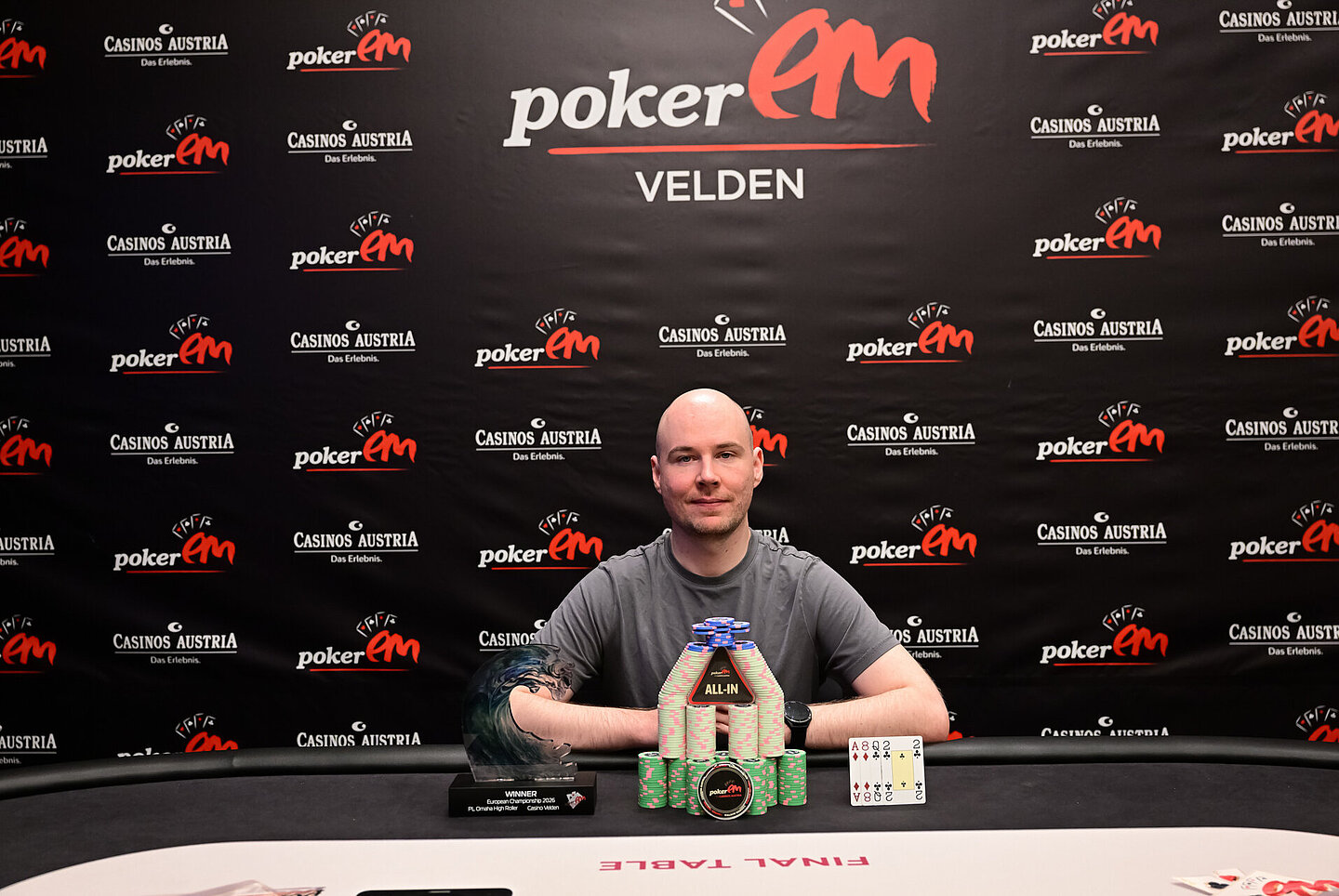Gewinner sitzt am Final Table. 