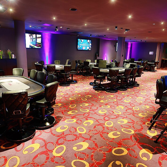 Spielsaal mit Poker, Black Jack und Roulettetischen