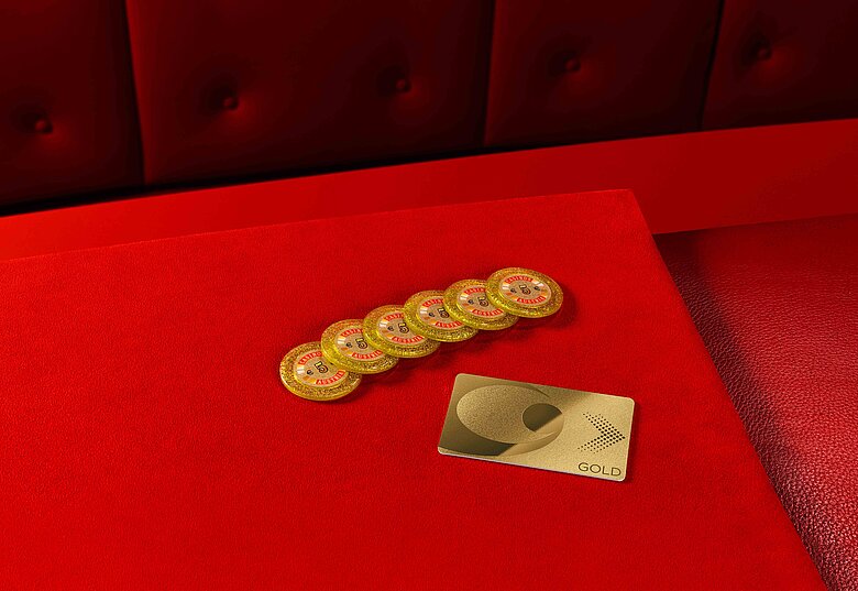 6 Begrüßungsjetons zu je 5 Euro und Glücks Card Gold liegen auf Casinos Austria Empfangstisch
