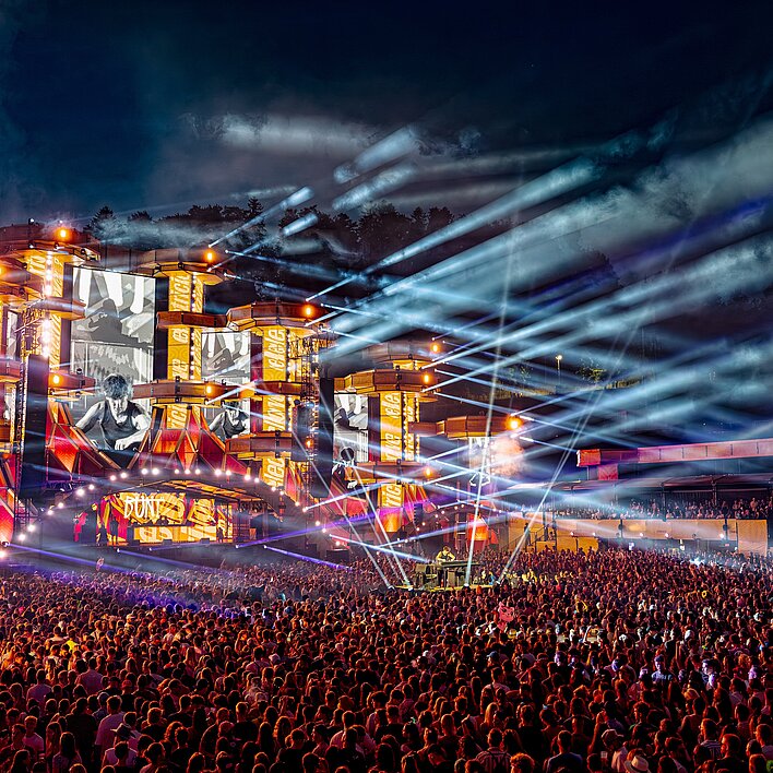 Electric Love Festival Publikum vor Bühnen-Ansicht bei Nacht